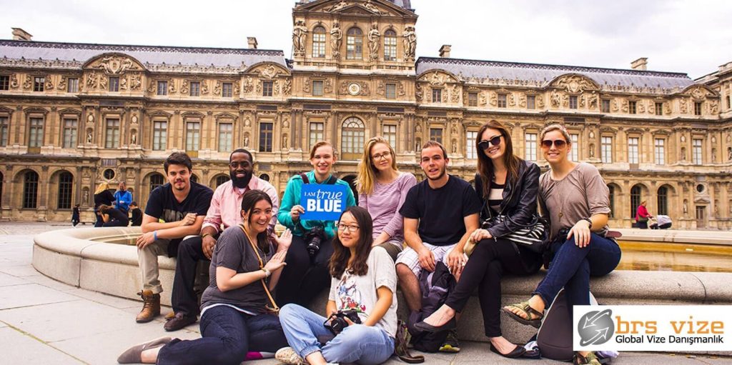 Louvre Müzesi'nde Fotoğraf Çekilen Bir Grup Turist Öğrenci