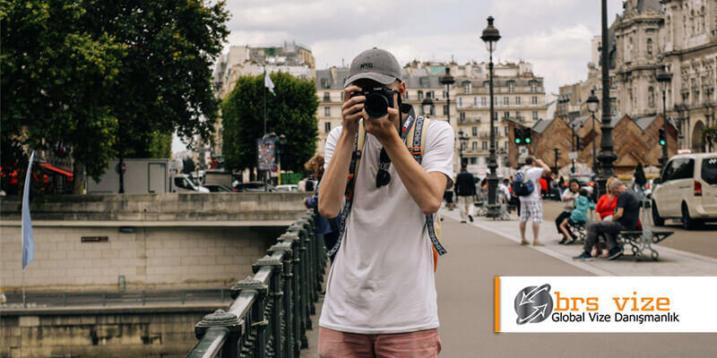 Notre Dame, Paris'de Fotoğraf Çeken Bir Turist